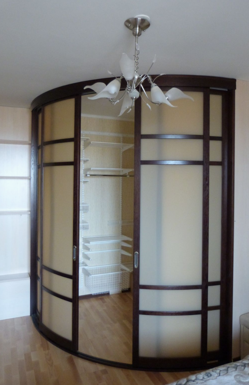 Радиусная полукруглая угловая гардеробная комната Новосибирск